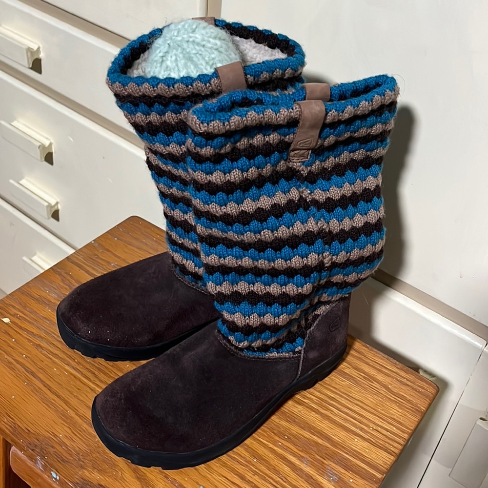 Keen sweater boots for girls.   Size 5